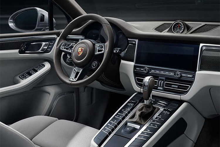 Bên trong nội thất, thứ hút mắt đầu tiên chính là màn hình thông tin giải trí cảm ứng khá lớn giữa xe. Nó đã nâng cấp từ 7 inch lên thành 11 inch và sở hữu nhiều tính năng hơn. Có thể kể đến chức năng điều khiển bằng giọng nói thông minh và thông tin giao thông thời gian thực (tất cả đều là tiêu chuẩn).