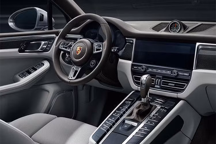 Bên trong nội thất, thứ hút mắt đầu tiên chính là màn hình thông tin giải trí cảm ứng khá lớn giữa xe. Nó đã nâng cấp từ 7 inch lên thành 11 inch và sở hữu nhiều tính năng hơn. Có thể kể đến chức năng điều khiển bằng giọng nói thông minh và thông tin giao thông thời gian thực (tất cả đều là tiêu chuẩn).