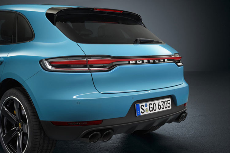 Chiếc Porsche Macan được giới thiệu sở hữu màu sơn Miami Blue. Ngoài ra, hãng xe Đức cũng hứa hẹn mang đến một số màu sắc tươi mới khác như Dolomite Silver Metallic, Crayon và Mamba Green Metallic. Mâm xe hợp kim có thêm tuỳ chọn mới loại 20 và 21 inch.
