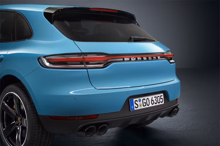 Chiếc Porsche Macan được giới thiệu sở hữu màu sơn Miami Blue. Ngoài ra, hãng xe Đức cũng hứa hẹn mang đến một số màu sắc tươi mới khác như Dolomite Silver Metallic, Crayon và Mamba Green Metallic. Mâm xe hợp kim có thêm tuỳ chọn mới loại 20 và 21 inch.