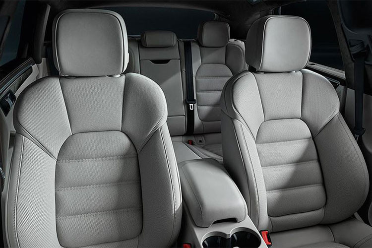 Một số chức năng tùy chọn khác bên trong mẫu xe này chính là sưởi kính chắn gió và lọc không khí bằng ion. Cần số và cụm nút bấm điều khiển xung quanh vẫn có thiết kế mô phỏng bàn phím của chiếc điện thoại Vertu sang trọng. Ghế ngồi thể thao với thành ghế ôm sát người lái.