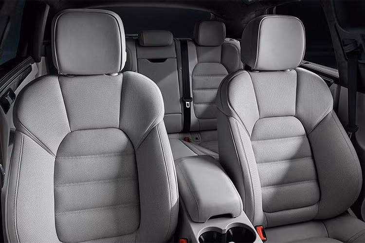 Một số chức năng tùy chọn khác bên trong mẫu xe này chính là sưởi kính chắn gió và lọc không khí bằng ion. Cần số và cụm nút bấm điều khiển xung quanh vẫn có thiết kế mô phỏng bàn phím của chiếc điện thoại Vertu sang trọng. Ghế ngồi thể thao với thành ghế ôm sát người lái.