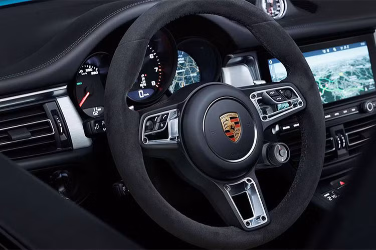 Macan mới còn có thêm tùy chọn trang bị vô-lăng thể thao GT Sports. Núm chuyển chế độ vận hành thể thao Sport Response tích hợp ngay trên vô-lăng và đây là một phần trong gói trang bị Sports Chrono Package.