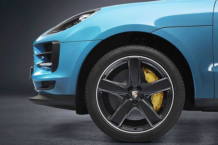 Ngoài ra, một điểm mới dễ nhận ra nữa là bộ mâm đúc sở hữu hai tông màu kích cỡ 20 đến 21 inch cùng kẹp phanh màu mang kiểu dáng mới.