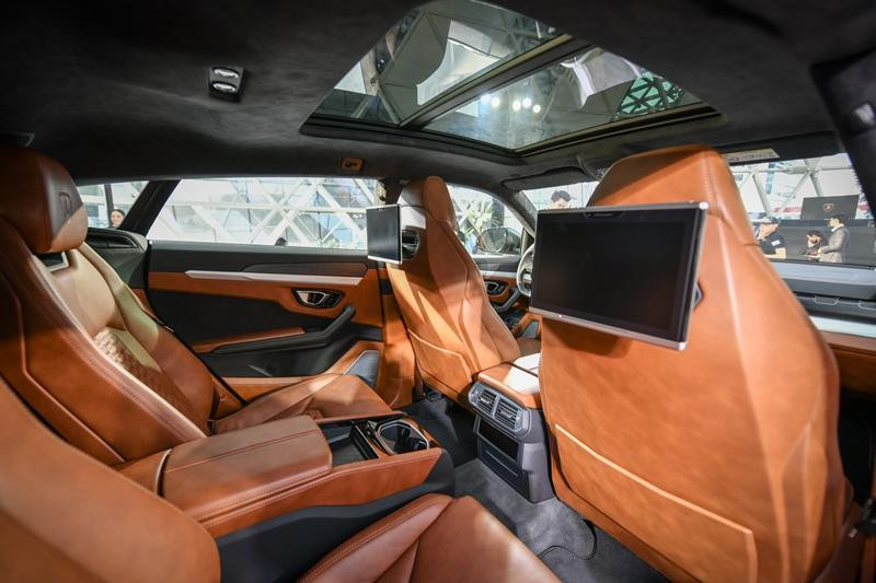 Ở bảng điều khiển trung tâm, Lamborghini Urus được trang bị 2 màn hình giải trí và kết nối hệ thống thông tin giải trí Lamborghini (LIS). Ở màn hình trên cùng sẽ đảm nhận nhiệm vụ như hệ thống thông tin giải trí, định vị, điện thoại và thông tin trạng thái xe. Màn hình phía dưới dùng để điều khiển các tính năng như điều hòa nhiệt độ, bàn phím.