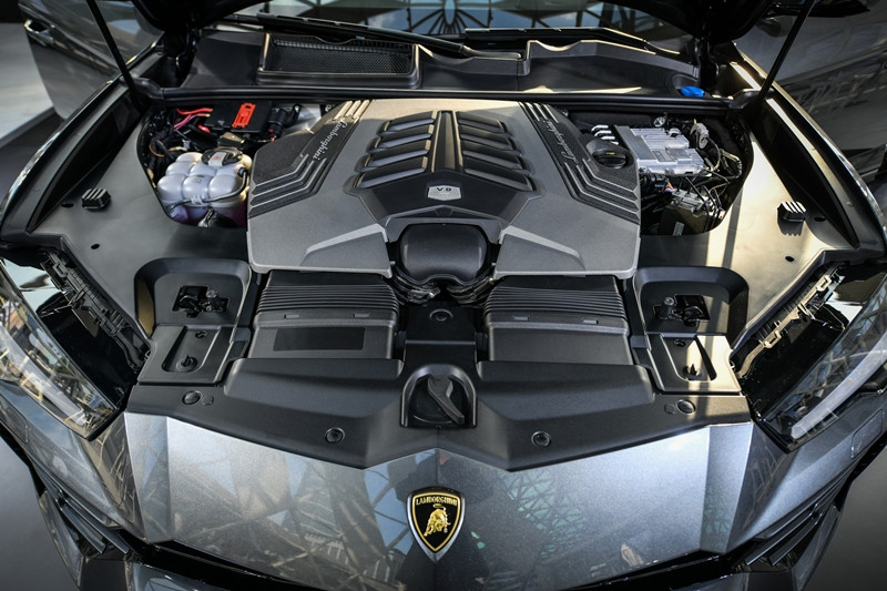 Lamborghini Urus được trang bị động cơ xăng V8, tăng áp kép, dung tích 4.0 lít, cho công suất tối đa 650 mã lực và mô-men xoắn cực đại 850 Nm. Động cơ kết hợp cùng hộp số tự động 8 cấp và hệ dẫn động 4 bánh giúp Lamborghini Urus có thể tăng tốc từ 0-100 km/h trong 3,6 giây trước khi đạt vận tốc tối đa 305 km/h.