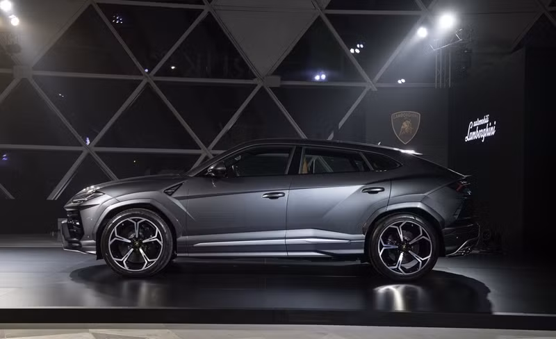 Điểm khác biệt giữa chiếc siêu SUV Lamborghini Urus 2019 đang trưng bày tại triển lãm xe ở Thái và xe ở Việt Nam chính là giá bán. Urus tại Thái được chào bán 23.42 triệu Baht (tương đương 16,6 tỷ đồng), rẻ hơn 10 tỷ đồng so với chiếc Lamborghini Urus tại Nha Trang đã được tiết lộ có giá gần 30 tỷ đồng.
