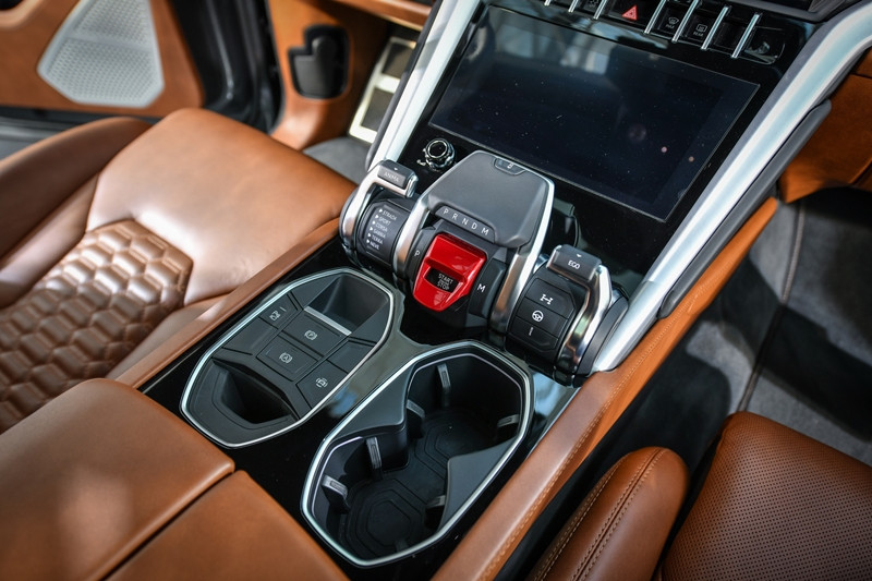 Cụm điều khiển của mẫu siêu SUV Lamborghini Urus cũng bao gồm nút khởi động và chế độ lựa chọn lái Anima của xe với 6 tính năng lái như Strada (đường phố), Sport (thể thao) và Corsa (đường đua) khá quen thuộc trên các siêu xe của hãng. Ngoài ra, 3 chế độ mới tinh là Sabbia (đường cát), Terra (việt dã) và Neve (tuyết)... 