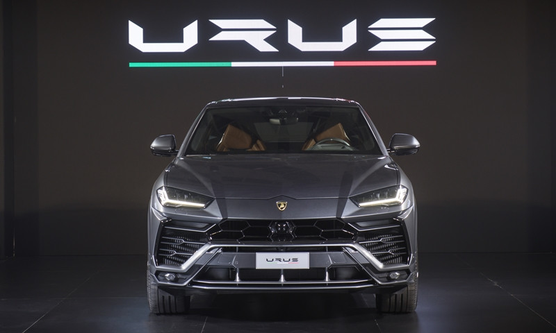 Về kích thước, Lamborghini Urus có trục cơ sở 3.003mm, tổng thể (Dài x Rộng x Cao) tương ứng (5.112 x 2.016 x 1.638)mm. Khoảng sáng gầm xe dao động từ 158mm tới 248mm tùy theo chế độ và điều khiển của treo khí nén. Thể tích khoang hành lý từ 616 lít đến 1.596 lít (gập ghế).
