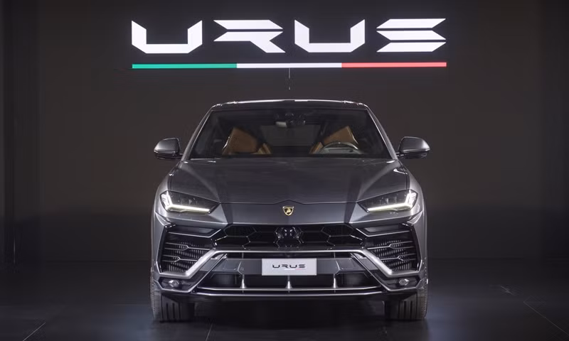 Về kích thước, Lamborghini Urus có trục cơ sở 3.003mm, tổng thể (Dài x Rộng x Cao) tương ứng (5.112 x 2.016 x 1.638)mm. Khoảng sáng gầm xe dao động từ 158mm tới 248mm tùy theo chế độ và điều khiển của treo khí nén. Thể tích khoang hành lý từ 616 lít đến 1.596 lít (gập ghế).