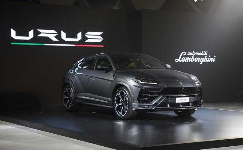 Lực hãm của khối động cơ V8 trên Lamborghini Urus đến từ cặp phanh bằng carbon-ceramic có kích thước 440 mm ở phía trước và 370 mm ở phía sau. Trước khi Bentley Bentayga V8 vén màn, Urus từng là chiếc xe có hệ thống phanh đĩa lớn nhất thế giới tính đến thời điểm hiện nay.