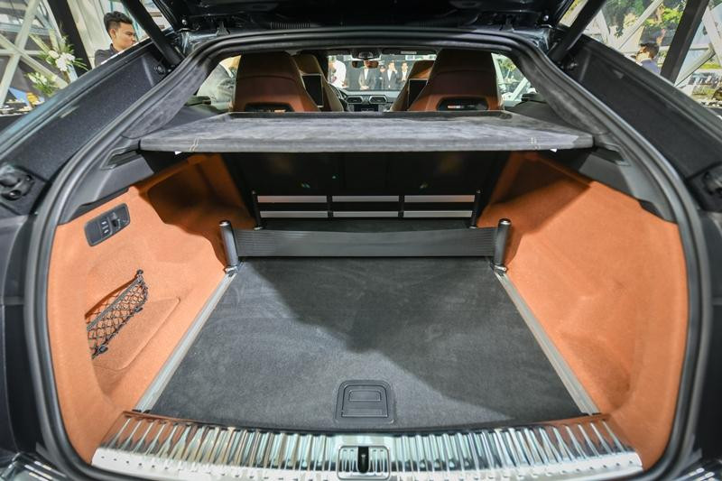 Ngoài hệ thống giải trí, siêu SUV Urus hoàn toàn mới cũng là chiếc xe Lamborghini hiếm hoi có khoang hành lý "hào phóng" khi có sức chứa 616 lít, khi gập 2 hàng ghế sau lại, sức chứa này có thể lên đến 1.596 lít.