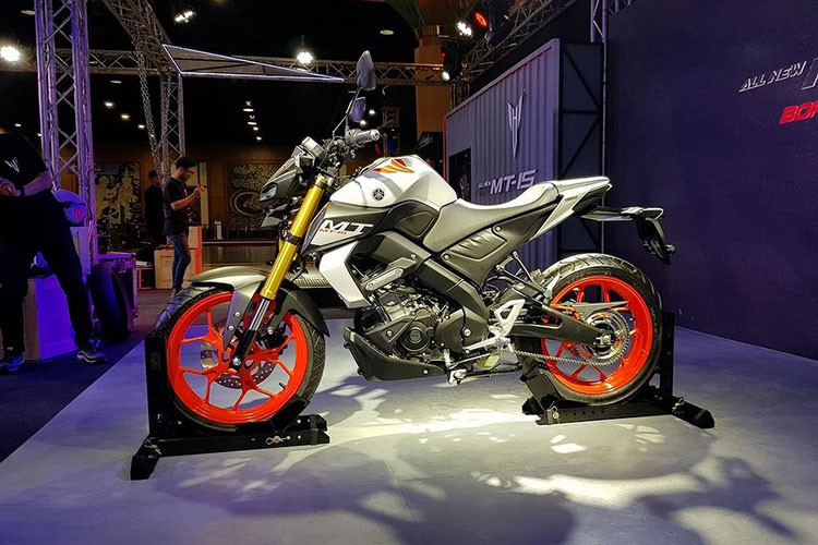 Yamaha MT-15 2019 tại Thái Lan sẽ có tổng cộng 4 phiên bản màu lựa chọn bao gồm: Trắng vành đỏ, Đen nhám vành xanh Neon (Night-Flou), Đen vành đen, Xanh GP vành xanh dương. Xe được trang bị bộ khung sườn Delta box mới, kích thước của xe khong thay đỏi nhiều ngoại trừ phần yên được nâng cao chút ít.