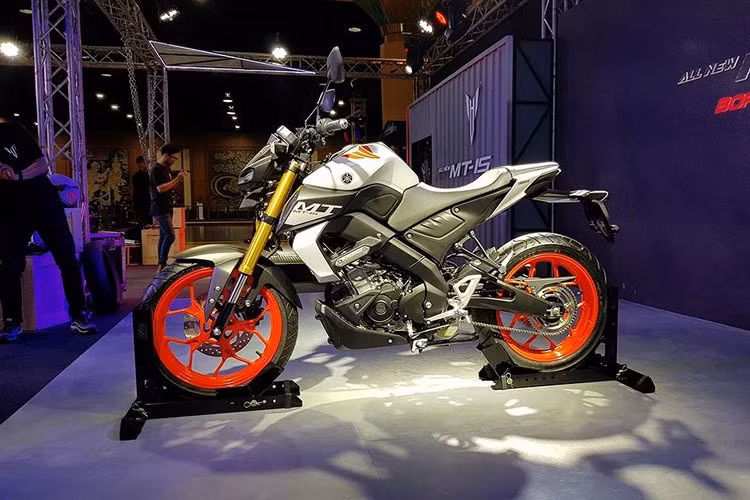 Yamaha MT-15 2019 tại Thái Lan sẽ có tổng cộng 4 phiên bản màu lựa chọn bao gồm: Trắng vành đỏ, Đen nhám vành xanh Neon (Night-Flou), Đen vành đen, Xanh GP vành xanh dương. Xe được trang bị bộ khung sườn Delta box mới, kích thước của xe khong thay đỏi nhiều ngoại trừ phần yên được nâng cao chút ít.