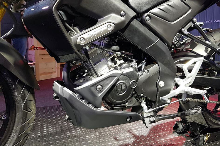 Không chỉ hạ thấp phần đuôi xuống hơn một chút, hãng còn thiết kế cho MT-15 bộ yên liền đầy đặn hơn, thay vì yên rời với kiểu dáng khá góc cạnh như TFX 150 cũ. Ngoài những điểm mới nêu trên, hệ thống phanh, phuộc và bánh xe của MT-15 vẫn được giữ nguyên từ TFX 150.