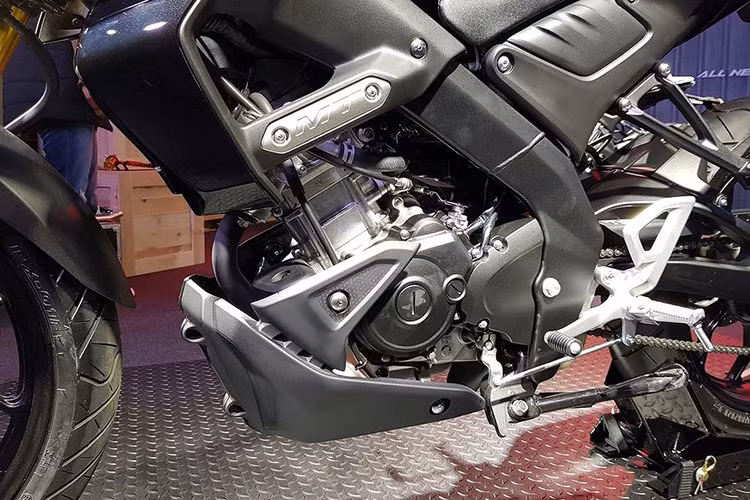 Không chỉ hạ thấp phần đuôi xuống hơn một chút, hãng còn thiết kế cho MT-15 bộ yên liền đầy đặn hơn, thay vì yên rời với kiểu dáng khá góc cạnh như TFX 150 cũ. Ngoài những điểm mới nêu trên, hệ thống phanh, phuộc và bánh xe của MT-15 vẫn được giữ nguyên từ TFX 150.