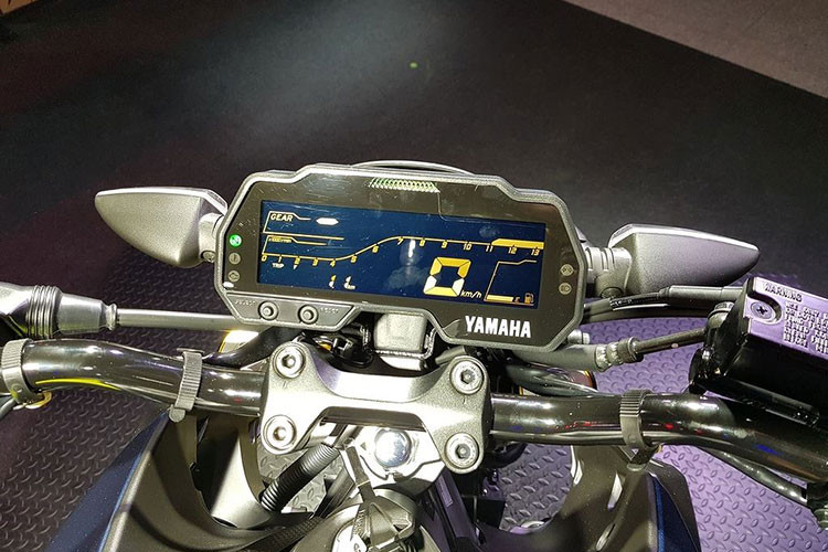 Với phần đầu xe thay đổi, ốp bình xăng hai bên cũng đã được Yamaha tạo dáng lại - một lần nữa tương tự như MT-10 hay MT-09. Bảng đồng hồ với màn hình LCD đơn sắc khá hẹp của TFX 150 cũ nay cũng đã bị loại bỏ, thay vào đó là loại đang sử dụng trên R15 V3 nhưng đổi màu nền.