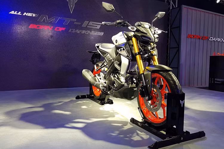 Mẫu xe côn tay MT-15, hay còn gọi với cái tên naked-bike Yamaha TFX150 tại thị trường Việt Nam vừa chính thức ra mắt phiên bản 2019 tại Thái Lan. Thay thế cho Yamaha TFX 150/M-Slaz/Xabre mới chỉ gần tròn 2 tuổi, Yamaha MT-15 mới đã "tiến hóa" từ đời cũ, với ngôn ngữ thiết kế gần hơn so với các dòng MT lớn hơn. 