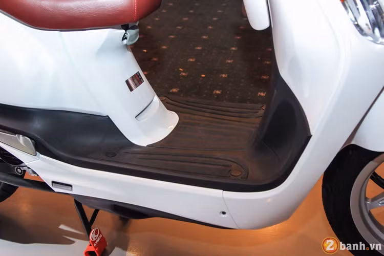 So với sản phẩm đối thủ cùng phân khúc trên thị trường hiện nay, thiết kế Like 50 có phần chỉn chu và thời trang hơn. Kiểu dáng gợi liên tưởng đến các mẫu xe Vespa cao cấp. Xe có gương chiếu hậu dạng tròn cổ điển, khoảng để chân khá rộng, dung tích bình xăng 6 lít, cốp chứa đồ để vừa hai nón bảo hiểm nửa đầu.