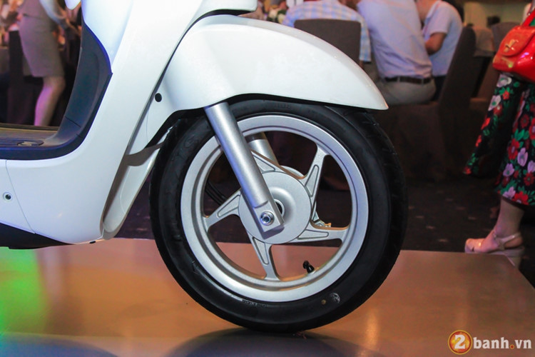 Like 50 được hãng xe máy Kymco thiết kế với tổng thể gồm; dài 1.845 mm, rộng 685 mm, cao 1.125 mm, trọng lượng thô ở mức 101 kg. Xe trang bị phanh tang trống cho cả hai bánh, vành đa chấu 12 inch.