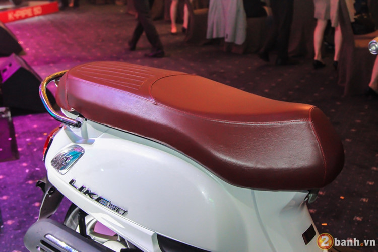 Yên dày và êm ái, thiết kế dạng ngang không quá cao so với lứa tuổi học sinh và sinh viên. Yên xe được chia ra dạng 2 tầng cho người lái và người ngồi sau, tay xách xe phía sau cũng thiết kế khá dễ dàng và tiện dụng.