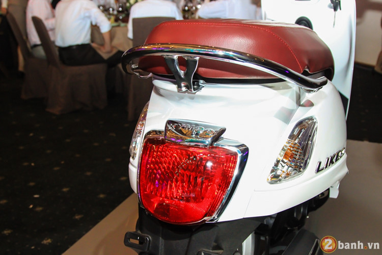 Phía sau là cụm đèn hậu halogen cho ánh sáng tốt, hai xi nhan tách rời nằm ở hai bên phía cốp sau, pad biển số và chắn bùn hạ thấp. Các chi tiết thân xe không được trang trí nhiều ngoài tên của xe và logo nhà sản xuất.