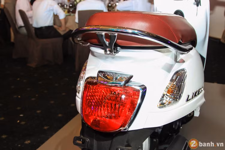 Phía sau là cụm đèn hậu halogen cho ánh sáng tốt, hai xi nhan tách rời nằm ở hai bên phía cốp sau, pad biển số và chắn bùn hạ thấp. Các chi tiết thân xe không được trang trí nhiều ngoài tên của xe và logo nhà sản xuất.