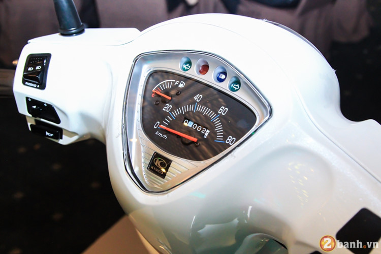 Cụm đồng hồ trung tâm của Kymco Like 50 thiết kế đơn giản, sử dụng công nghệ Analog với kim chỉ tốc độ và nhiên liệu. Phía trên là 2 đèn xi nhan. Cụm công tắc trái - phải đầy đủ các chức năng và có cả chức năng Passing trên cộng tắc Cos - Pha... khá tiện lợi và dễ dàng sử dụng.