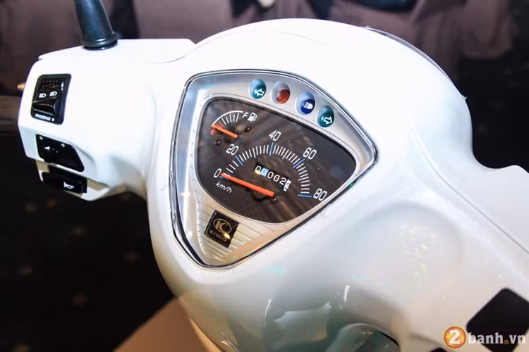 Cụm đồng hồ trung tâm của Kymco Like 50 thiết kế đơn giản, sử dụng công nghệ Analog với kim chỉ tốc độ và nhiên liệu. Phía trên là 2 đèn xi nhan. Cụm công tắc trái - phải đầy đủ các chức năng và có cả chức năng Passing trên cộng tắc Cos - Pha... khá tiện lợi và dễ dàng sử dụng.