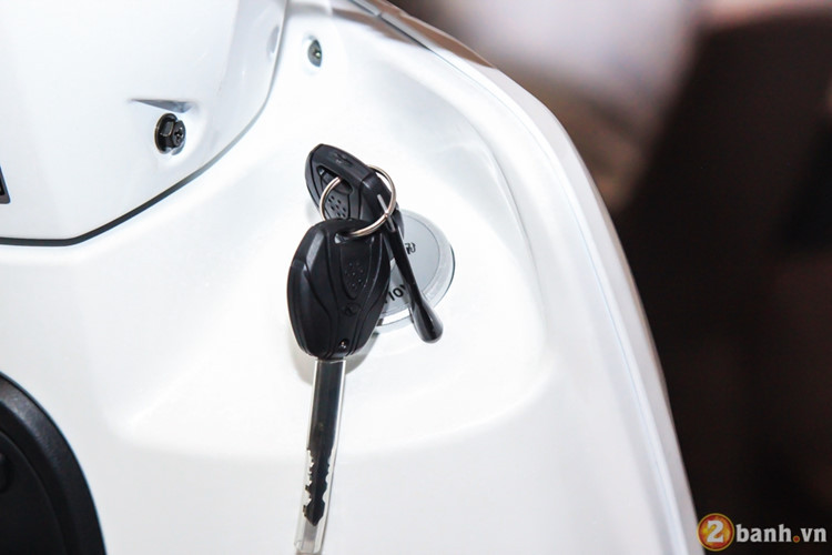 Ổ khóa điện đa dụng thiết kế đơn giản, bao gồm các chức năng cơ bản như on - off động cơ, mở yên, khóa cổ. Ngoài ra, chìa khoá điện cũng tích hợp việc mở nắp bình xăng được trang bị ở phía trước của xe, rất tiện lợi.