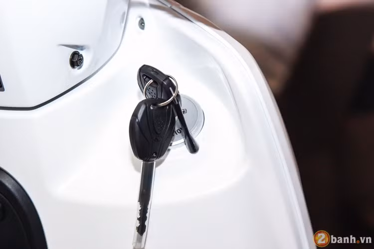 Ổ khóa điện đa dụng thiết kế đơn giản, bao gồm các chức năng cơ bản như on - off động cơ, mở yên, khóa cổ. Ngoài ra, chìa khoá điện cũng tích hợp việc mở nắp bình xăng được trang bị ở phía trước của xe, rất tiện lợi.