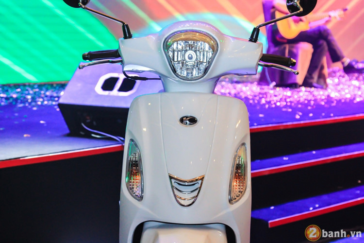 Ở phần đầu, hãng xe máy Kymco thiết kế cho xe cụm đèn pha nhỏ gọn với bóng Halogen. Mặt nạ trước tổng thể vuông nhưng lại được bo tròn ở các cạnh, tạo các đường gân cong, mềm mại cho chiếc xe dành cho Nữ giới. Xi nhan tách rời nằm ở dưới mặt nạ, vị trí trung tâm là khe hút gió.