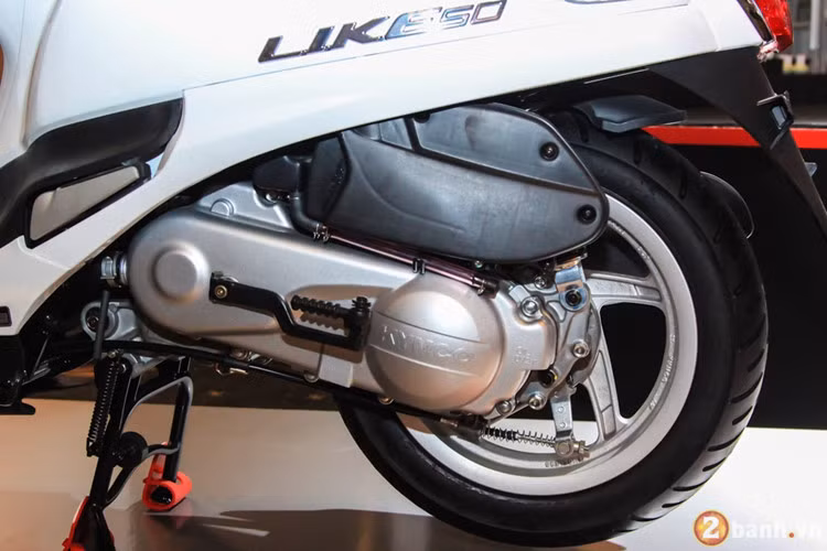 Ống pô của xe thiết kế ngắn kèm ốp chống nóng thiết kế đẹp mắt. Bửng sau thiết kế dạng bầu tròn sang trọng. Để chân sau được thiết kế gập gọn gàng vào bên trong. Xe sử dụng lốp không săm cho cả hai bánh