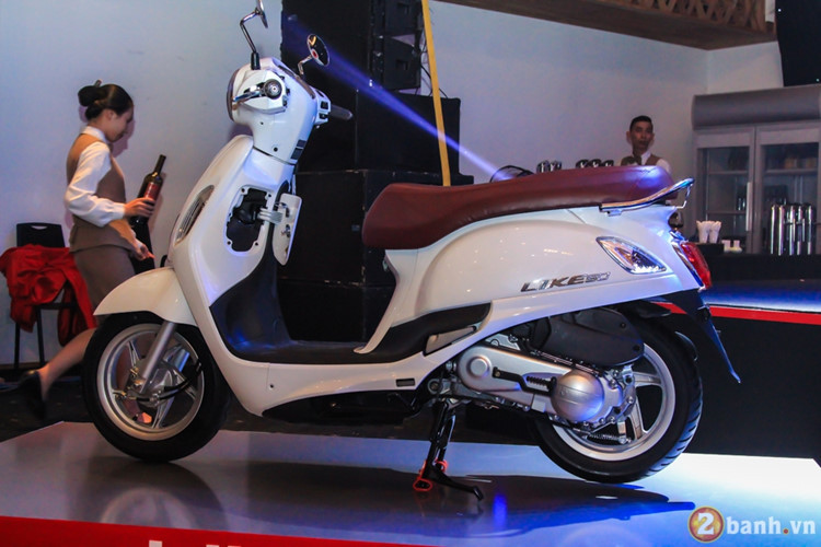 Mẫu xe tay ga Kymco Like 50 sở hữu những đường cong và bầu, nhỏ nhắn nên khá rất phù hợp với các khách hàng trẻ còn ngồi trên ghế nhà trường. Mặc dù chỉ sở hữu dung tích 50cc nhưng Like 50 lại sở hữu nhiều tiện ích mà ít mẫu xe máy khác cùng phân khúc hiện này có được.