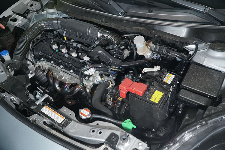 Cả 2 phiên bản của Suzuki Swift 2018 đều được trang bị động cơ xăng Dualjet 4 xi-lanh, dung tích 1,2 lít, sản sinh công suất tối đa 83 mã lực tại tua máy 6.000 vòng/phút và mô-men xoắn cực đại 108 Nm tại tua máy 4.400 vòng/phút, đi kèm với đó là hộp số vô cấp CVT.