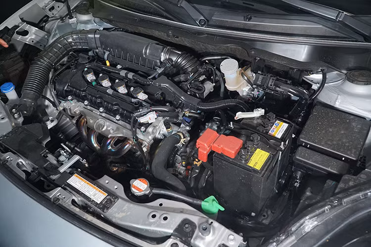 Cả 2 phiên bản của Suzuki Swift 2018 đều được trang bị động cơ xăng Dualjet 4 xi-lanh, dung tích 1,2 lít, sản sinh công suất tối đa 83 mã lực tại tua máy 6.000 vòng/phút và mô-men xoắn cực đại 108 Nm tại tua máy 4.400 vòng/phút, đi kèm với đó là hộp số vô cấp CVT.