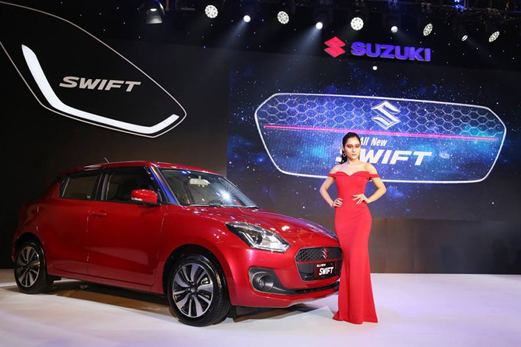 Về mặt kích thước tổng thể, Suzuki Swift hoàn toàn mới có chiều dài, chiều rộng, chiều cao lần lượt là 3.840 mm, 1.735 mm và 1.495 mm. So với thế hệ trước đó, Suzuki Swift mới có chiều dài và chiều cao ngắn hơn nhưng bề ngang lại lớn hơn, đem lại một vóc dàng bề thế theo tỉ lệ của một mẫu hatchback hạng B đem lại cảm quan thể thao hơn.