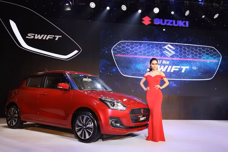 Về mặt kích thước tổng thể, Suzuki Swift hoàn toàn mới có chiều dài, chiều rộng, chiều cao lần lượt là 3.840 mm, 1.735 mm và 1.495 mm. So với thế hệ trước đó, Suzuki Swift mới có chiều dài và chiều cao ngắn hơn nhưng bề ngang lại lớn hơn, đem lại một vóc dàng bề thế theo tỉ lệ của một mẫu hatchback hạng B đem lại cảm quan thể thao hơn.