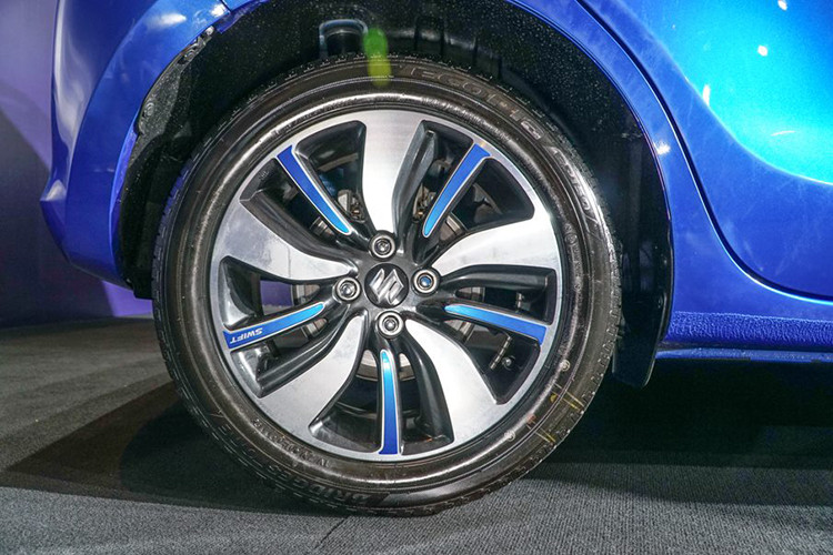 Ngoài ra, phiên bản cao cấp nhất là GLX còn có gương chiếu hậu chỉnh, gập điện, tích hợp xi-nhan báo rẽ và bộ vành cỡ 16 inch ít chấu hơn.