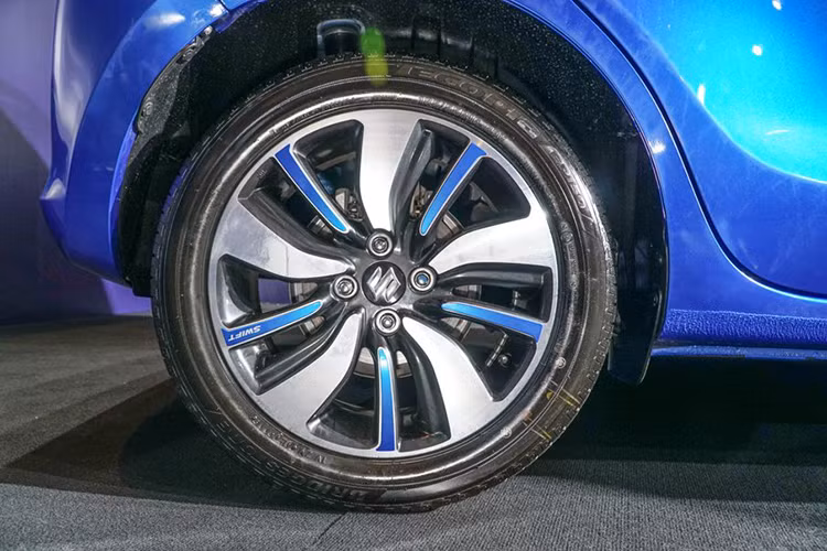 Ngoài ra, phiên bản cao cấp nhất là GLX còn có gương chiếu hậu chỉnh, gập điện, tích hợp xi-nhan báo rẽ và bộ vành cỡ 16 inch ít chấu hơn.