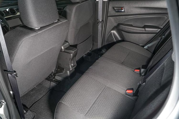 Về tiện nghi, Swift 2018 được trang bị hệ thống điều khiển hành trình, khởi động nút bấm, điều hòa tự động và màn hình đa phương tiện 7 inch ở bản cao cấp GLX. Trong khi đó, bản GL chỉ đi kèm điều hòa chỉnh cơ.