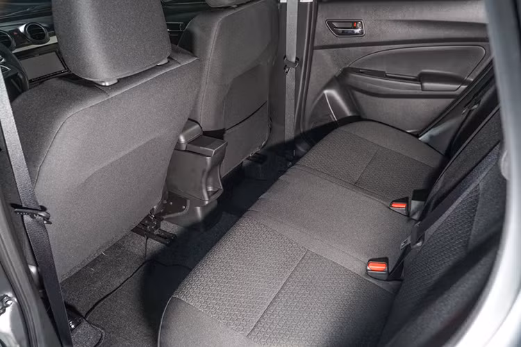 Về tiện nghi, Swift 2018 được trang bị hệ thống điều khiển hành trình, khởi động nút bấm, điều hòa tự động và màn hình đa phương tiện 7 inch ở bản cao cấp GLX. Trong khi đó, bản GL chỉ đi kèm điều hòa chỉnh cơ.