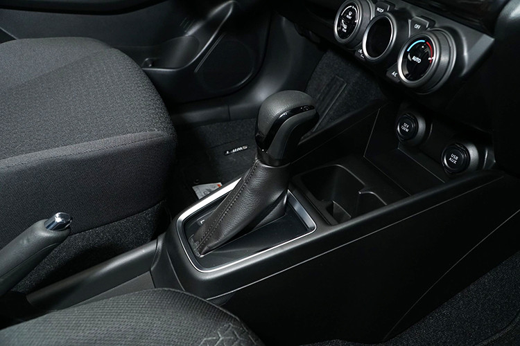 Về mặt trang bị an toàn, xe sở hữu 2 túi khí trước, dây đai an toàn 3 điểm cho 2 hàng ghế, khóa an toàn cho trẻ em, hệ thống chống bó cứng phanh ABS, hỗ trợ phanh khẩn cấp và hệ thống chống trộm cho Suzuki Swift 2018. Cuối cùng là phanh đĩa thông gió phía trước, phanh tang trống (bản GL) và phanh đĩa (bản GLX) phía sau.