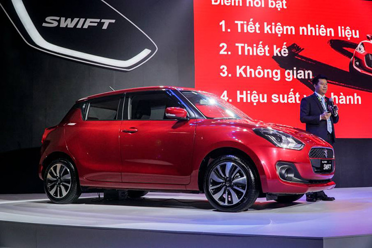 Swift mmới tại Việt Nam sẽ được chia thành 2 bản trang bị là GL tiêu chuẩn và GLX cao cấp. Giá Suzuki Swift 2018 tương ứng của 2 phiên bản GL và GLX là từ 499 triệu đồng và 549 triệu đồng, đã bao gồm VAT.