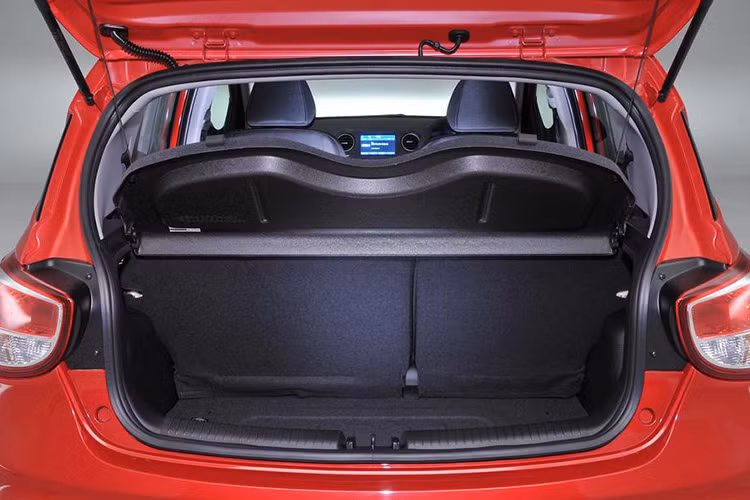 Bên cạnh đó, khách hàng có thể chọn bản i10 SE Blue giá 11.000 bảng (hơn 300 triệu đồng) với chức năng Stop Go thông minh, giúp tiết kiệm nhiên liệu hơn, còn bản i10 Premium giá 14.023 USD thêm dải đèn LED chiếu sáng ban ngày, vô-lăng bọc da và đế sạc điện thoại thông minh.