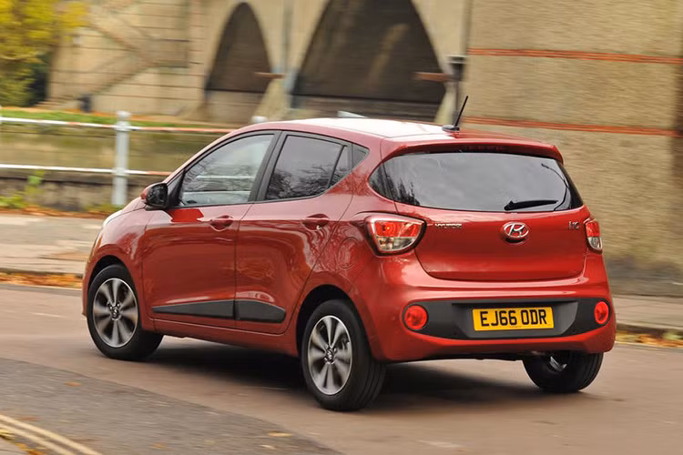 Ở hai bên thân xe, Hyundai cũng đã trang bị cho i10 mới cặp mâm 4 cánh kép 14 inch đẹp mắt hơn. Tuy nhiên, trên phiên bản i10 nâng cấp tại châu Âu sẽ có cửa sau cột C được thiết kế khác biệt một chút so với bản Grand i10 Châu Á.