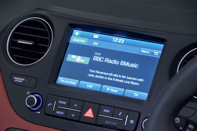 Các trang bị an toàn như hệ thống cảnh báo va chạm, cảnh báo chuyển làn và một số tùy chọn màu nội thất mới cũng được bổ sung cho xe. Tại châu Âu, Hyundai i10 2017 sẽ vẫn giữ nguyên 2 phiên bản động cơ xăng 1 và 1,25 lít và 2 lựa chọn hộp số sàn 5 cấp/số tự động 4 cấp.