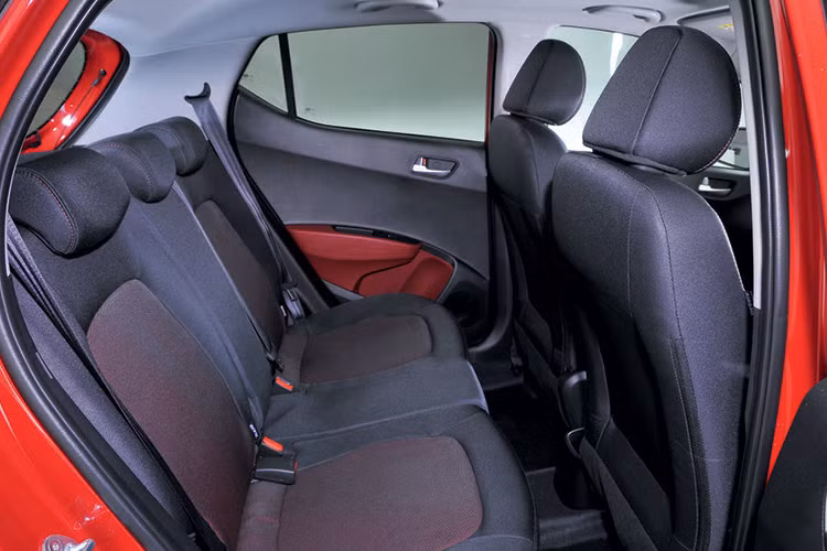 Ngoài ra trên phiên bản i10 SE, xe còn sở hữu hệ thống cảnh báo chuyển làn đường và cảnh báo va chạm trước. Dưới nắp ca-pô là động cơ 1.0L 3 xy-lanh, hộp số sàn 5 cấp hoặc 1.2L 4 xy-lanh, hộp số sàn 5 cấp hoặc tự động 4 cấp. 