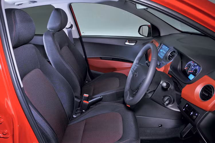 Trên phiên bản Hyundai i10 SE sẽ có mức giá 10.500 bảng (khoảng 300 triệu đồng). Phiên bản này có thêm tay nắm cửa cùng màu thân xe, gương có chức năng sưởi, kiểm soát hành trình, Bluetooth và tùy chọn màu xanh hoặc đỏ nội thất.