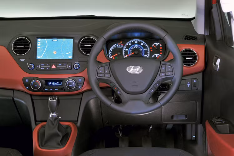 Ở bên trong nội thất, dù không thay đổi về thiết kế nhưng Hyundai đã bổ sung cho chiếc xe cỡ nhỏ này thêm một số tiện nghi mới, trong đó nổi bật nhất là hệ thống thông tin giải trí với màn hình 7 inch và kết nối smartphone Apple CarPlay/Android Auto.